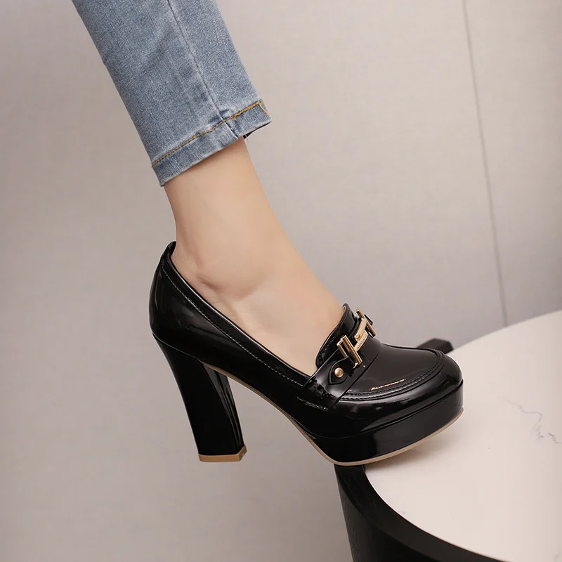 Fashion Metal Chain Women Loaf - Patent Leather Pump recension och pris
