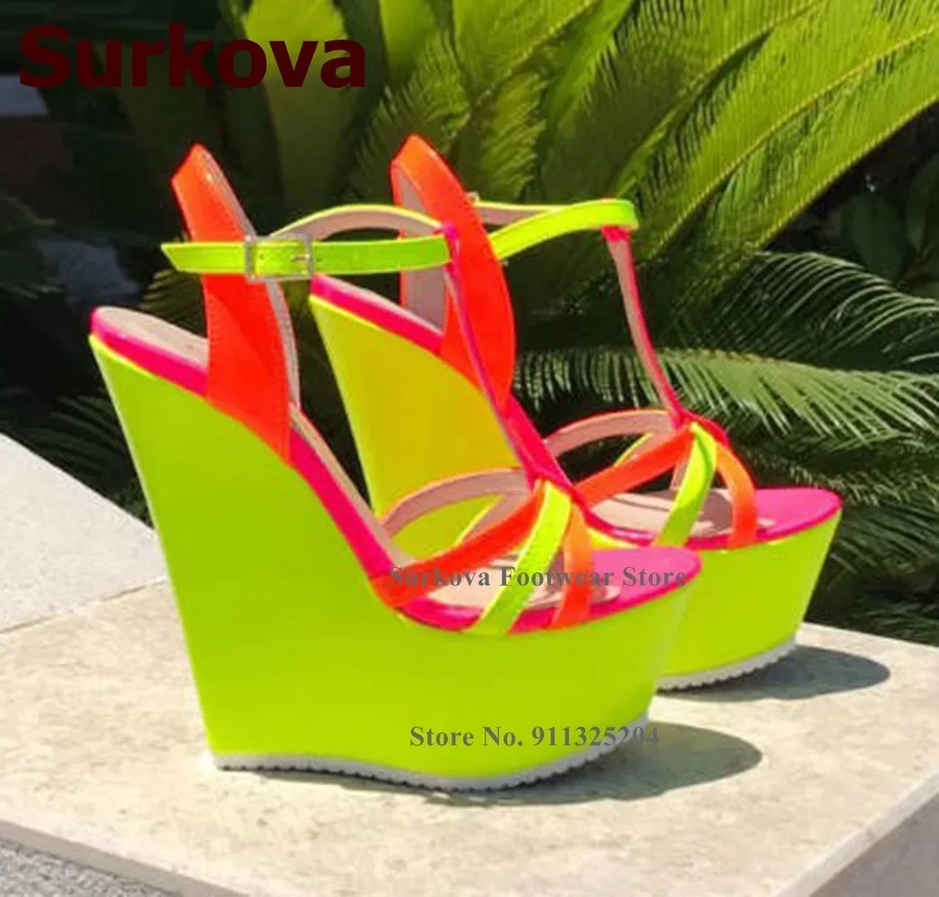 Surkova Neon Yellow Wedge Heel - Patent Leather Pump recension och pris