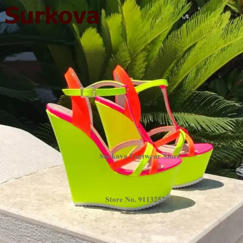 Surkova Neon Yellow Wedge Heel - Patent Leather Pump recension och pris