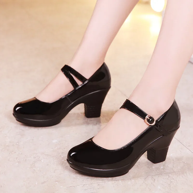 Small Size 32-43 Medium Block  - Patent Leather Pump recension och pris