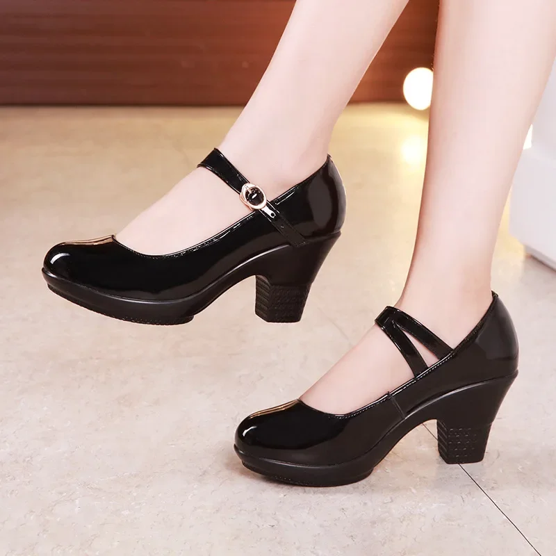 Small Size 32-43 Medium Block  - Patent Leather Pump recension och pris